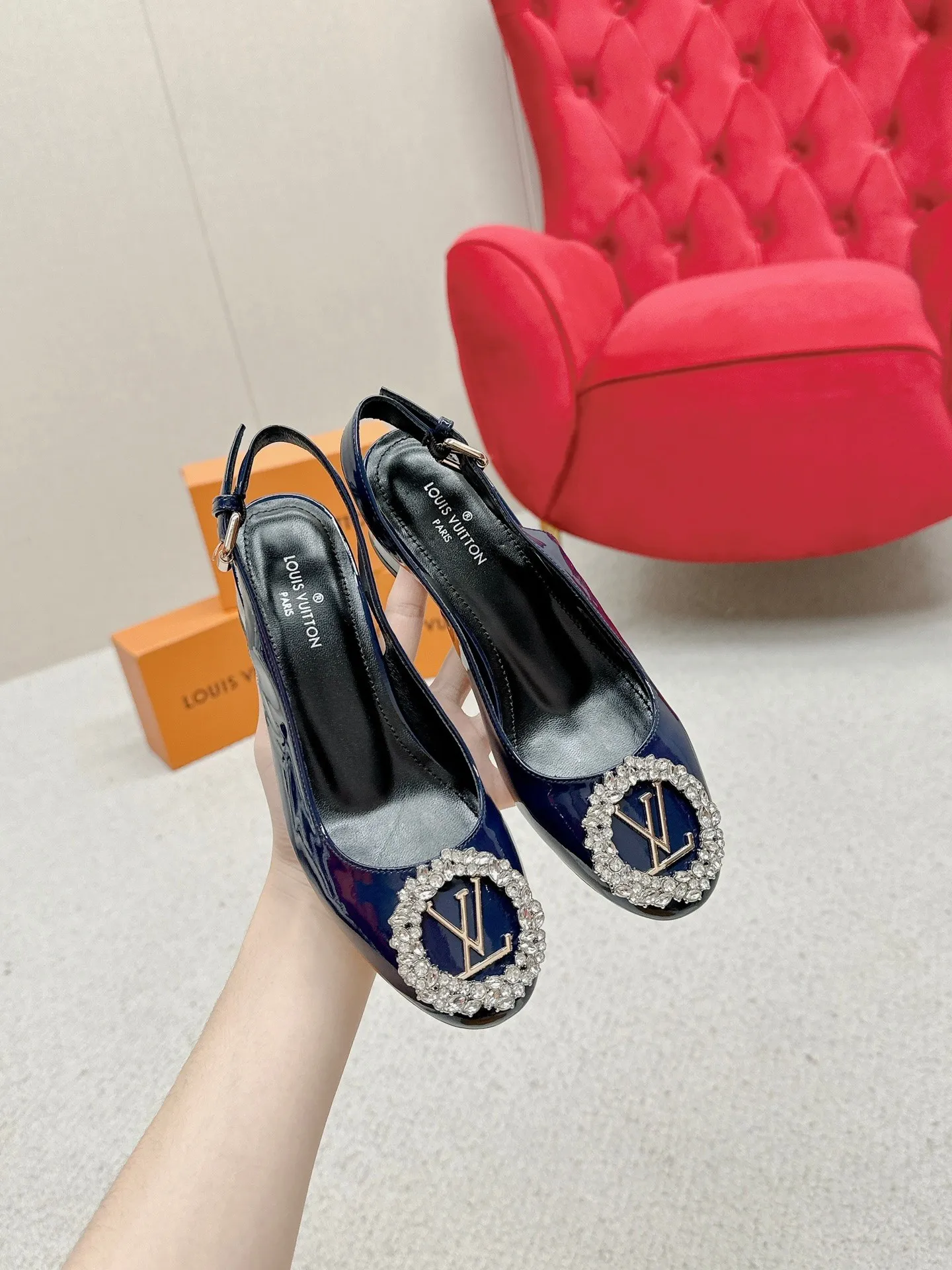 👟👟Ex-factory price 580👟👟 👑 Lv shoes This Urban Twist women's shoe is a stylish upgrade to the classic stiletto style. It is made of smooth calfskin upper with a bright silver metal toe and is engraved with the LV Circle logo, highlighting the Louis Vuitton brand characteristics. Detailed features: Calfskin material Lining: Imported full-grain sheepskin Foot pads: Imported full-grain sheepskin sole Italian genuine leather sole Heel height Two height sizes: 34-40 (34.40.41 customization is not returnable)
